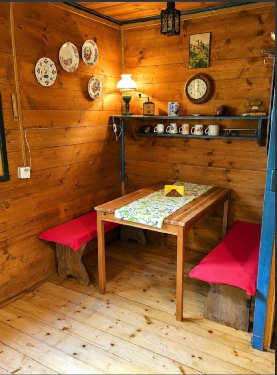 Jídelní stůl s lavicemi pod lampou