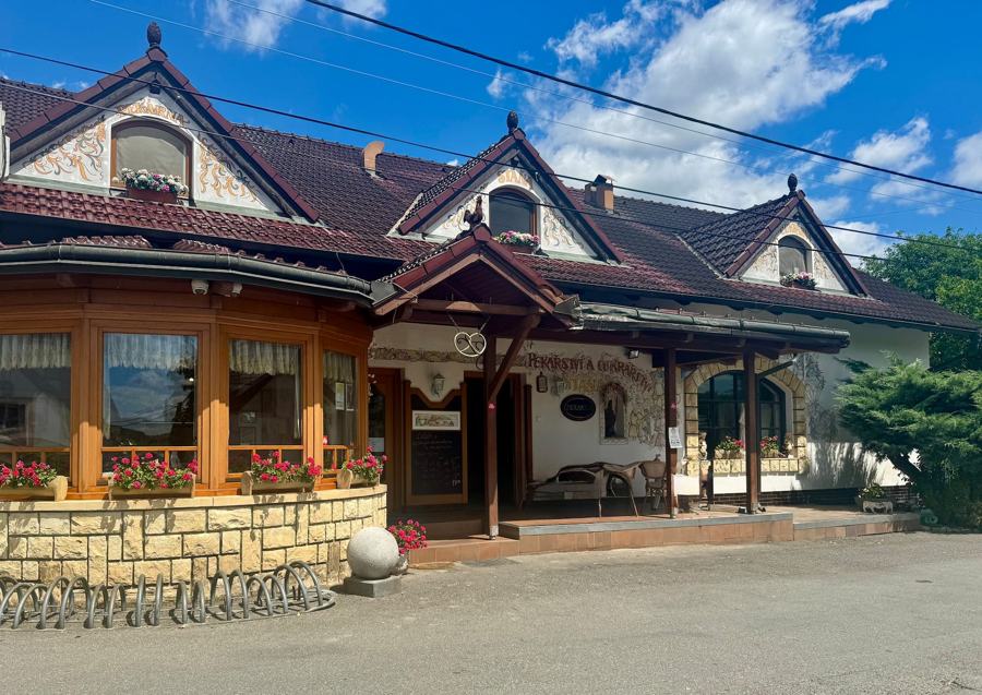 Budova s pekárnou na náměstí